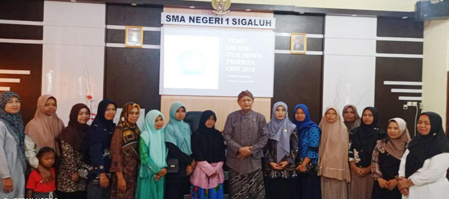 Kepala SMAN 1 Sigaluh Antono Aribowo foto bersama Orang Tua Siswa Peserta OSN 2024